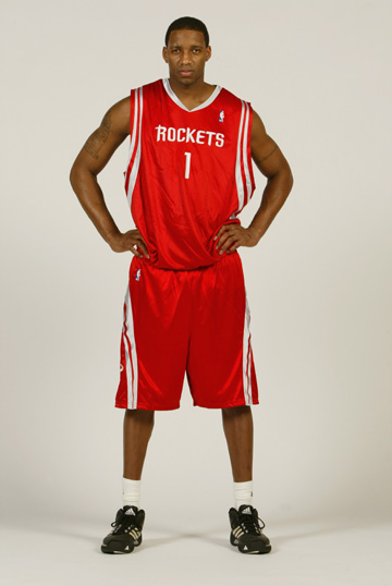 热爱皆平等，河南球迷赛前在球场外声援阿奇姆彭（热爱无界，河南球迷赛前场外力挺阿奇姆彭）