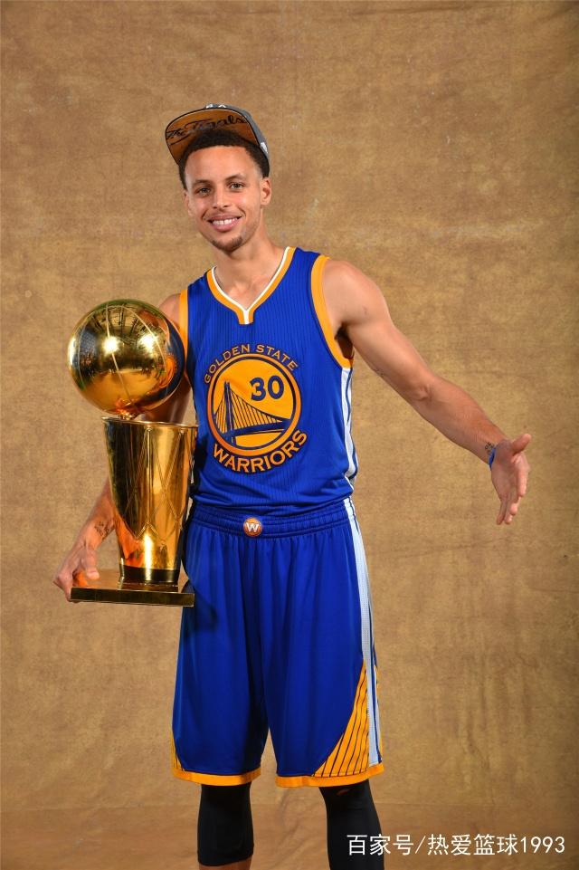 冷静庆祝展现巨星气质（从容庆祝彰显巨星风范）