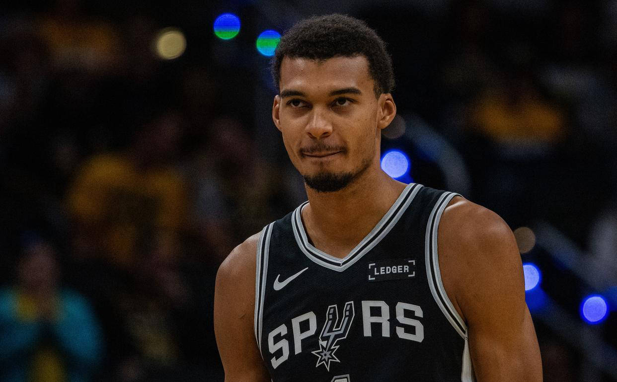 半场开香槟，兰德维尔以为自己稳了，没想到查里尔的输出还在后面！（半场提前庆祝，兰德维尔自认胜券在握，岂料查里尔后程火力更猛！）