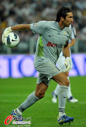 76场比赛10个帽子戏法，凯恩帽子戏法数来到德甲历史第五（76战10次戴帽，凯恩帽子戏法数升至德甲历史第5）