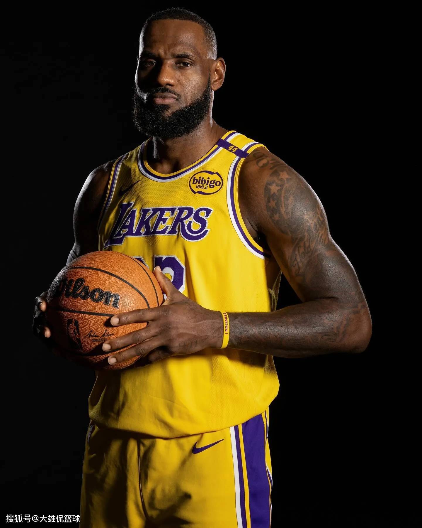 足球的残酷现实（足球世界的冷酷真相）