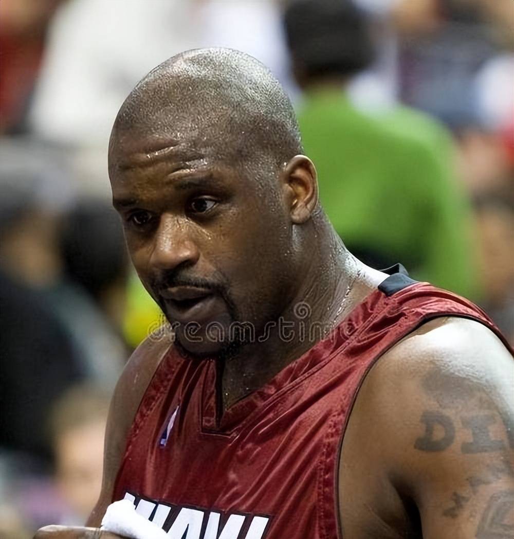 库里三分爆炸连中八球点燃全场（库里三分手感炸裂，连飙8记引爆全场）